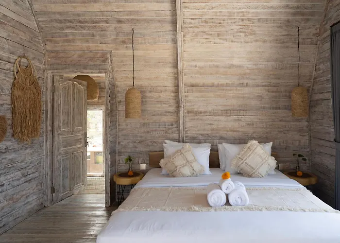 Lagoons - Retreat And Uluwatu (Bali)